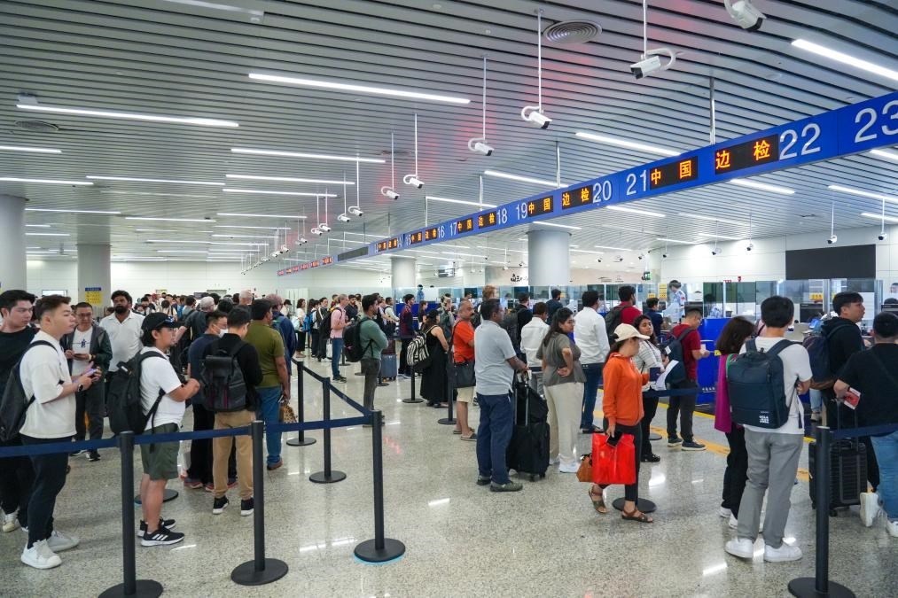 7月4日，白云邊檢站旅客通關(guān)現(xiàn)場(chǎng)。（白云邊檢站供圖）