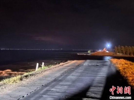  7月6日凌晨，湖南岳陽華容縣團洲垸洞庭湖一線堤防決口現(xiàn)場。中新社記者 白祖偕 攝