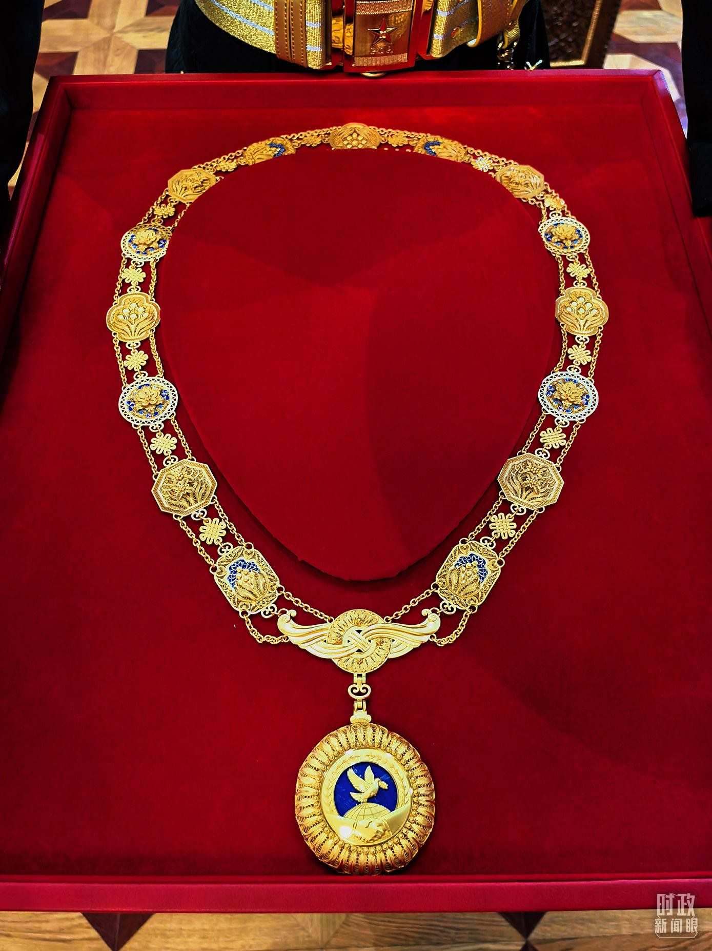 △中華人民共和國“友誼勛章”。（總臺央視記者范學(xué)禹拍攝）