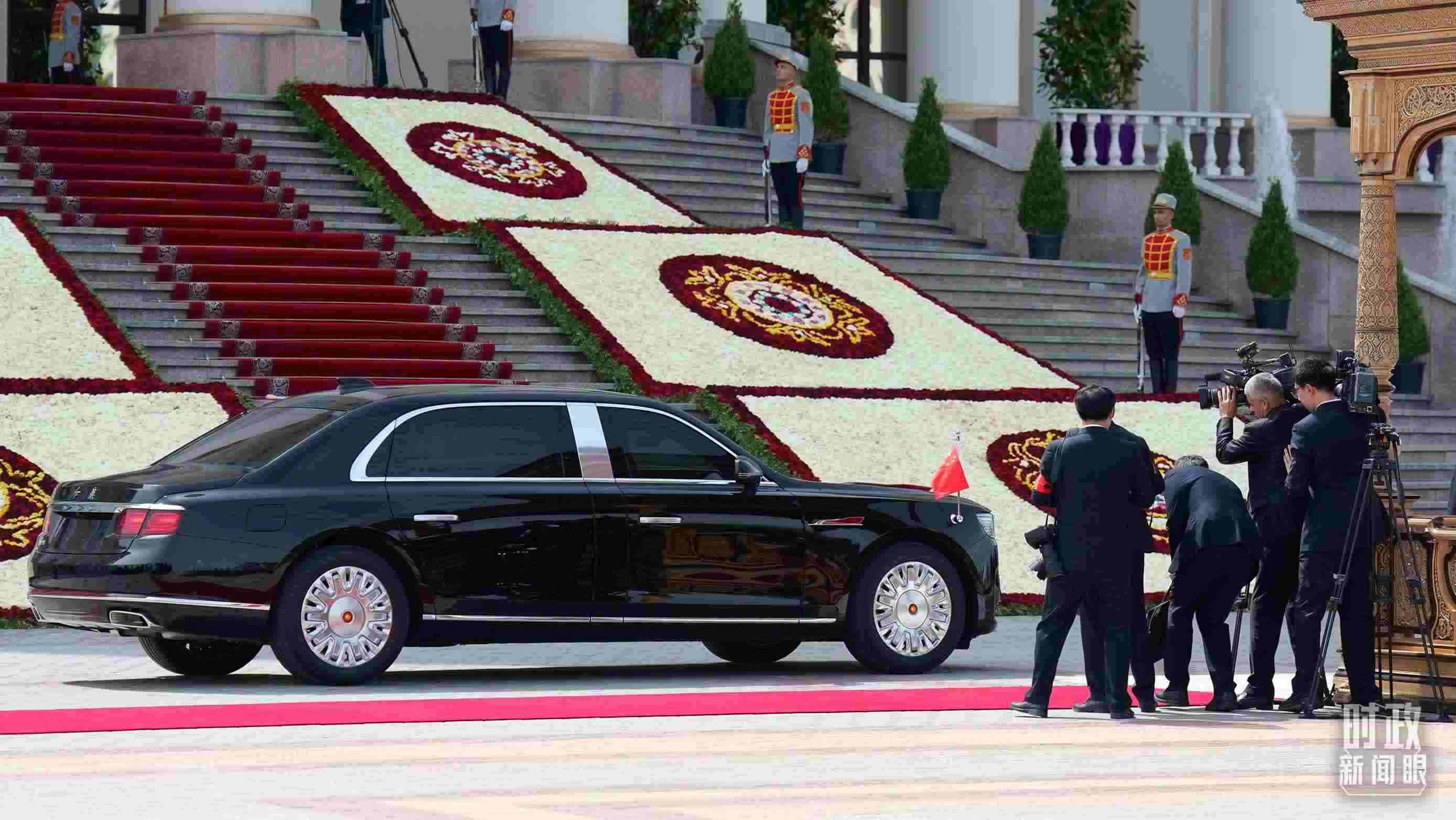 △習(xí)主席乘坐的紅旗車抵達(dá)塔總統(tǒng)府。（總臺記者李晉拍攝）