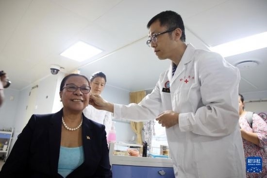 7月5日，塞舌爾衛(wèi)生部長維多在中國海軍“和平方舟”號醫(yī)院船上體驗(yàn)中醫(yī)。新華社發(fā)（劉志磊 攝）