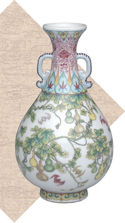 清代瓷胎畫琺瑯福壽連綿雙耳瓶。臺(tái)北故宮博物院藏