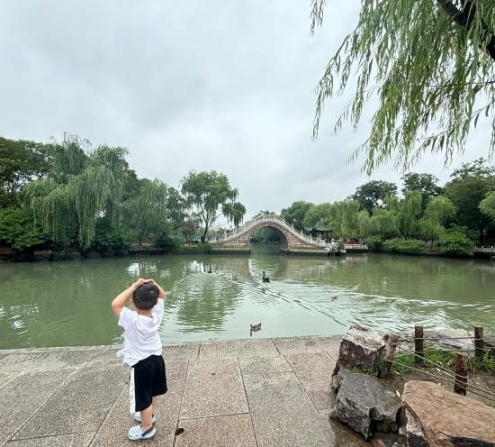 一位小朋友在二十四橋旁拍照。人民網(wǎng)記者 金慧慧攝