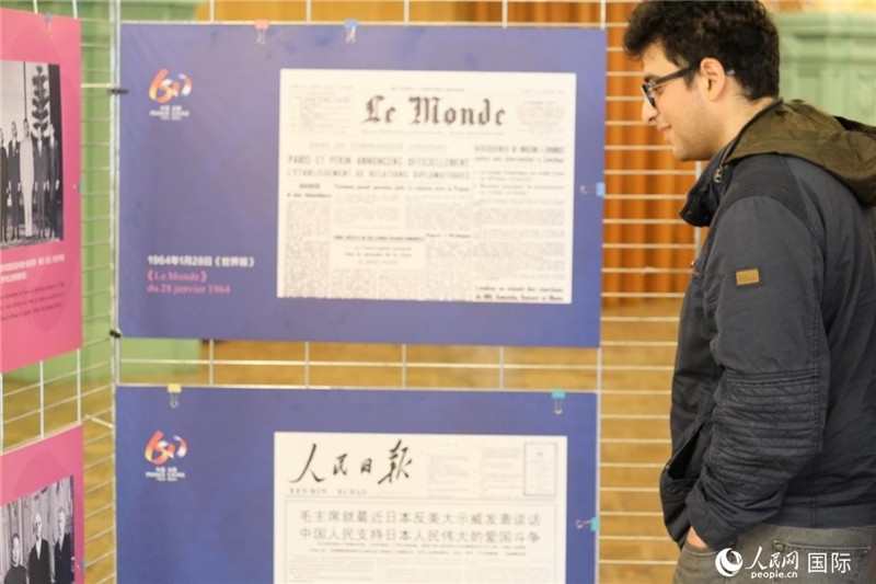 蒙達(dá)爾紀(jì)市民駐足“中法建交六十周年”圖片展。人民網(wǎng)記者 于超凡攝