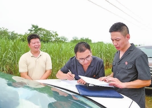 圖③：清塘后，執(zhí)行干警與某農(nóng)場(chǎng)負(fù)責(zé)人確認(rèn)魚塘交付情況。