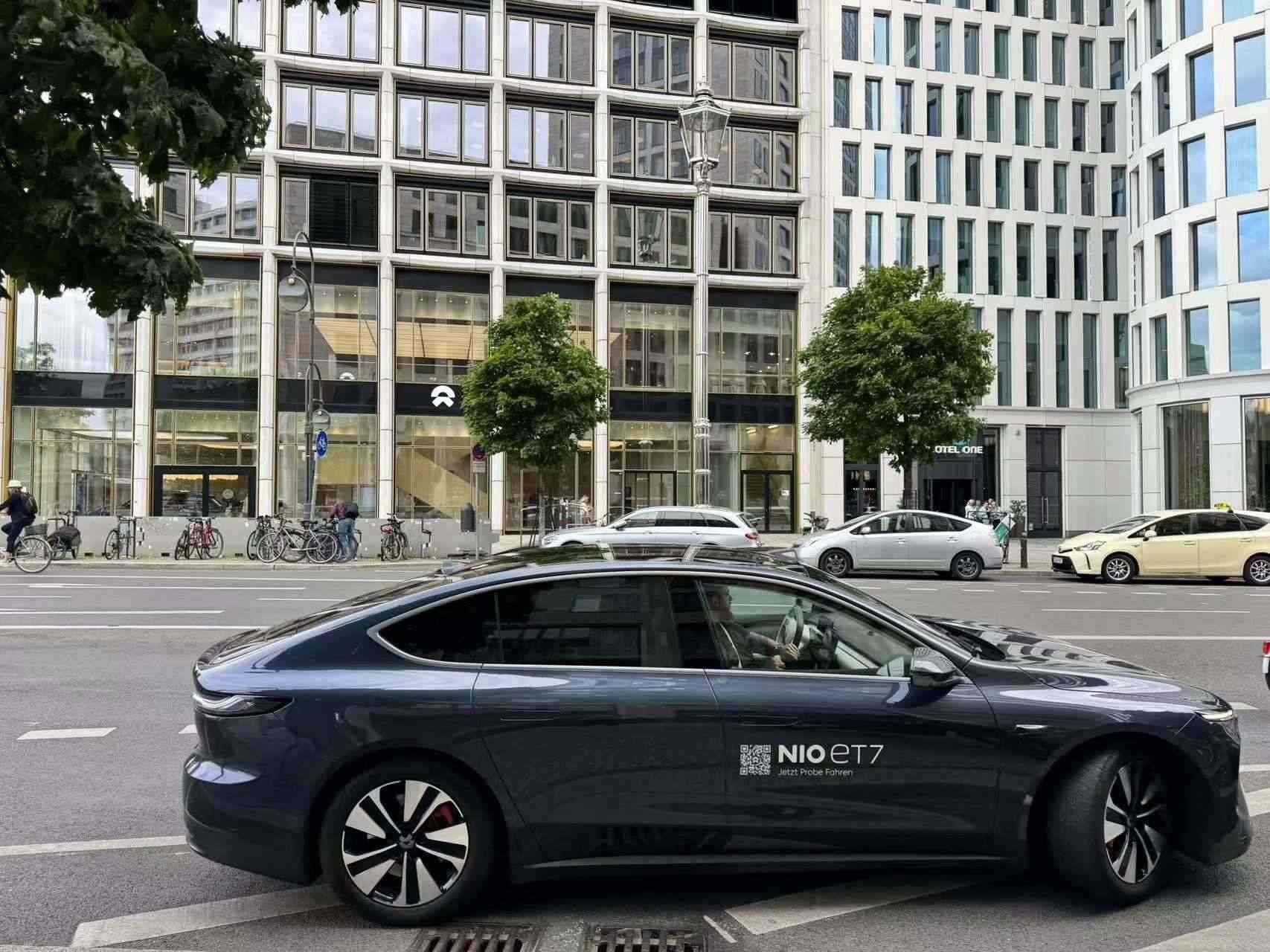 消費者在蔚來柏林智能駕駛中心前試駕電動汽車。 人民網(wǎng)記者 李強攝