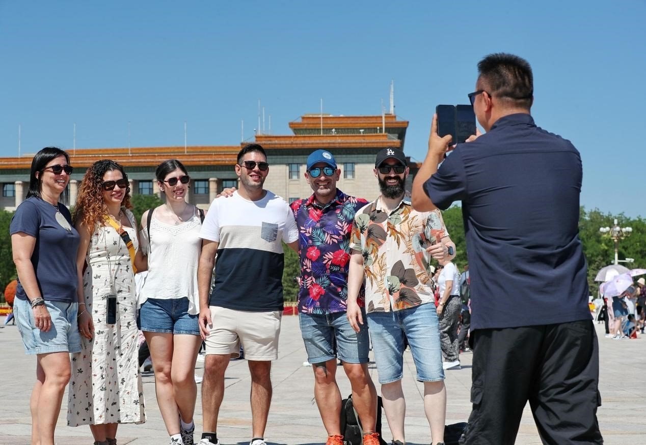 入境游持續(xù)升溫，眾多外國(guó)游客游覽天安門廣場(chǎng)。（圖片來源：視覺中國(guó)）