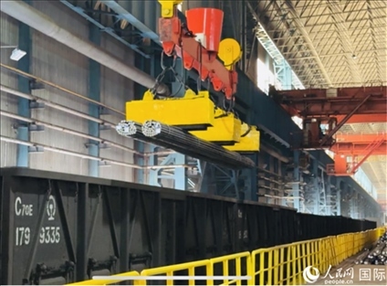 通鋼產(chǎn)品正在裝車。人民網(wǎng) 謝瑩攝