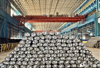 廠房內(nèi)待運輸?shù)耐ㄤ摦a(chǎn)品。人民網(wǎng) 謝瑩攝