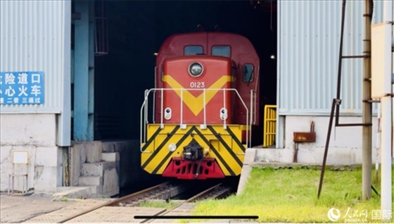 通鋼產(chǎn)品通過鐵路運輸出場。人民網(wǎng) 謝瑩攝