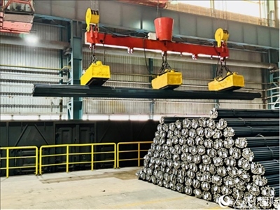 通鋼產(chǎn)品正在裝車。人民網(wǎng) 謝瑩攝