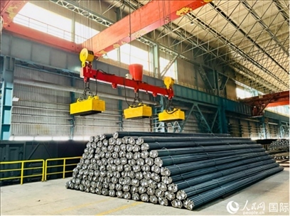 通鋼產(chǎn)品正在裝車。人民網(wǎng) 謝瑩攝