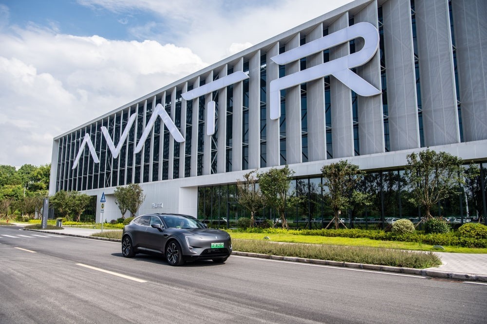 一輛新能源汽車在重慶市江北區(qū)行駛（2023年7月20日攝）。新華社記者 唐奕 攝