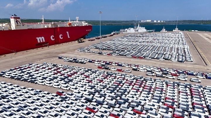 這是2024年3月28日拍攝的斯里蘭卡漢班托塔港（無人機照片）。漢班托塔港是中斯共建“一帶一路”重點合作項目，位于斯里蘭卡南端，是一座綜合性人工深水海港，許多往來亞洲、歐洲、非洲的貨船在此經(jīng)過。新華社記者 徐欽 攝