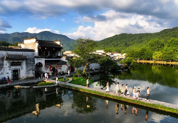 游客在安徽省黃山市黟縣宏村游玩（2024年7月7日攝）。新華社記者 杜宇 攝