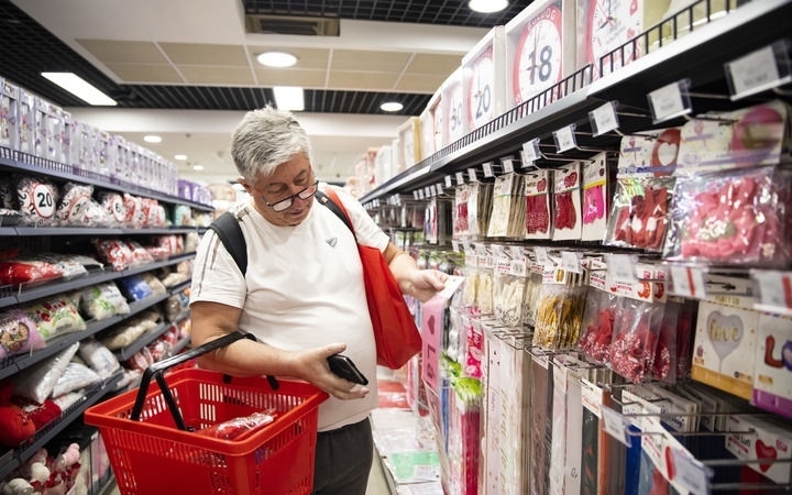 2024年4月29日，在匈牙利布達佩斯，一名男子在中歐商貿(mào)物流合作園區(qū)的中國商品交易展示中心內(nèi)購物。中歐商貿(mào)物流合作園區(qū)是中國在歐洲地區(qū)建設(shè)的首個商貿(mào)物流型境外經(jīng)貿(mào)合作區(qū)，也是集商貿(mào)展示與交易、物流運輸與倉儲、產(chǎn)業(yè)投資與合作功能于一體的中歐企業(yè)雙向互動平臺。新華社記者 張帆 攝