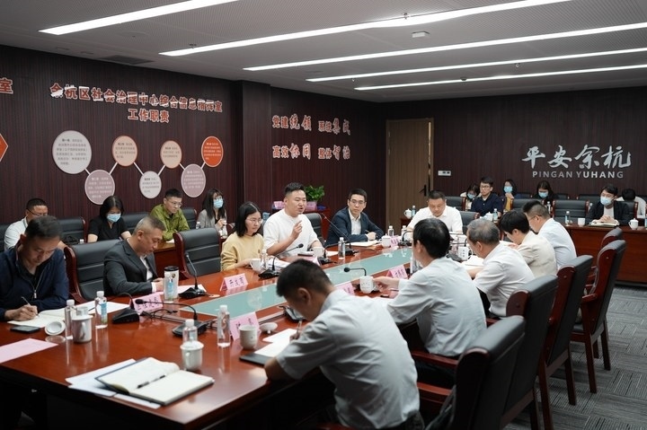 由浙江省信訪局和相關(guān)部門負(fù)責(zé)人組成的下訪團(tuán)在杭州市余杭區(qū)社會治理中心接待來訪群眾。新華社記者 翁忻旸 攝