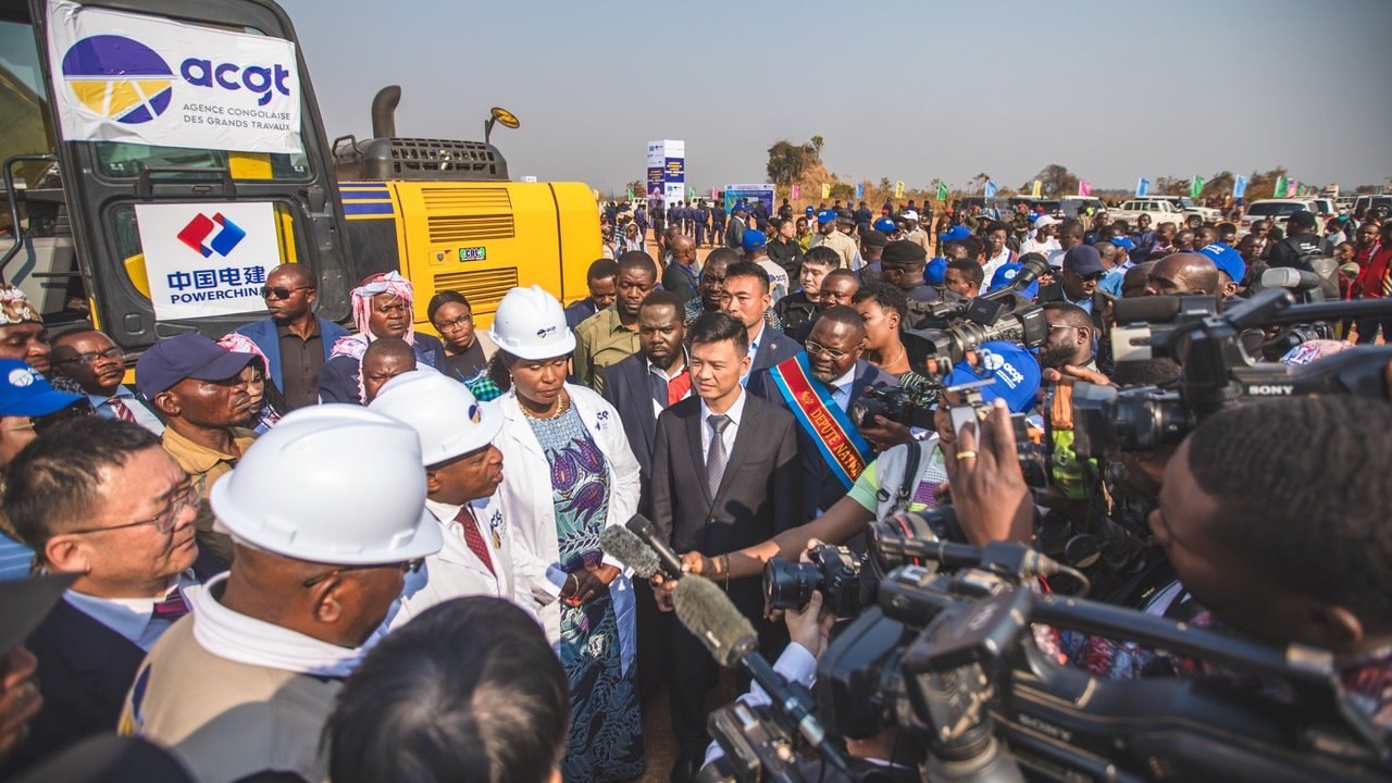 剛果（金）當(dāng)?shù)孛襟w采訪出席開工儀式的有關(guān)負(fù)責(zé)人。中鐵資源集團(tuán)供圖
