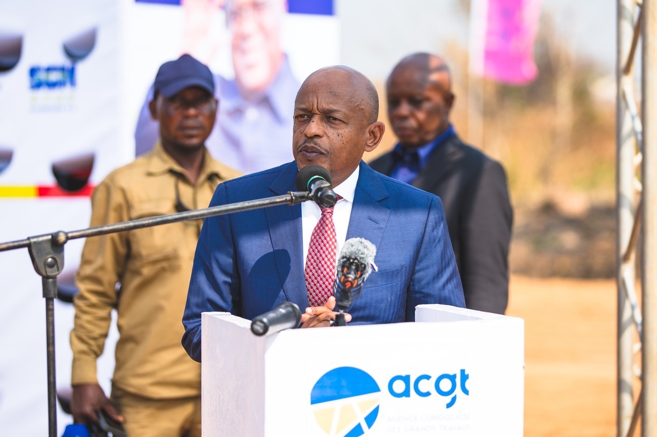 剛果（金）國務(wù)部長兼基礎(chǔ)設(shè)施和公共工程部長穆武尼在開工儀式上致辭。中鐵資源集團(tuán)供圖