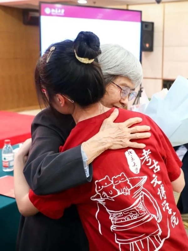 2023年，在校友向母校捐贈儀式上，鐘芳蓉與樊錦詩擁抱。校方供圖