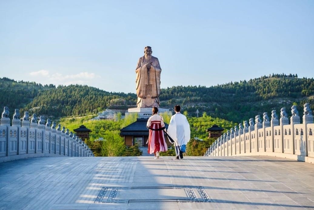 游客漫步尼山圣境領(lǐng)略古脈綿長。人民網(wǎng) 喬姝攝