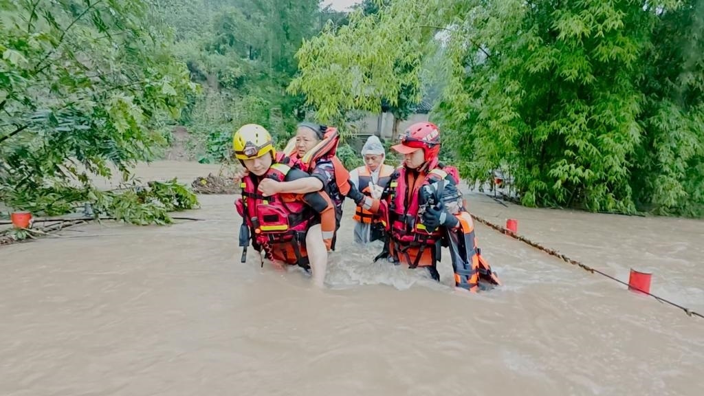 在忠縣，救援人員正在轉(zhuǎn)移受災(zāi)群眾。新華社發(fā)