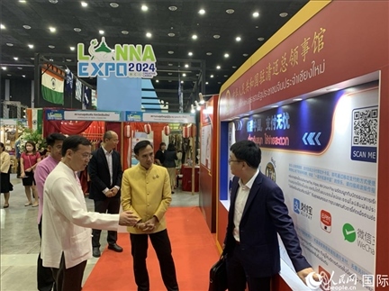 7月9日，中國(guó)駐清邁總領(lǐng)事陳海平與清邁副府尹威拉蓬等共同參觀以“暢游中國(guó)、支付無憂”為主題的中國(guó)展位。人民網(wǎng)記者章念生攝