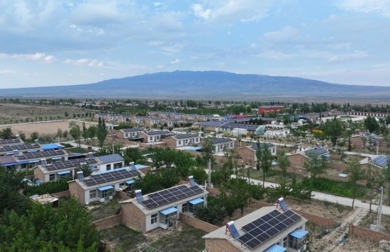紅寺堡區(qū)新集村屋頂上的光伏板。新華社發(fā)（康國慶 攝）