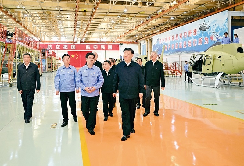 2023年10月10日至13日，中共中央總書記、國家主席、中央軍委主席習(xí)近平在江西考察。這是11日上午，習(xí)近平在景德鎮(zhèn)市昌河飛機(jī)工業(yè)（集團(tuán)）有限公司考察。 新華社記者 燕雁/攝