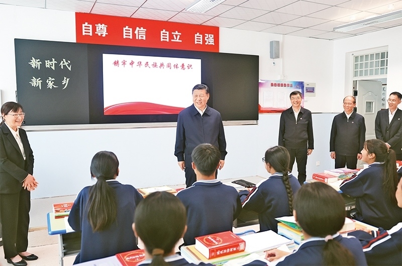 2024年6月18日至19日，中共中央總書記、國家主席、中央軍委主席習(xí)近平在青?？疾臁＿@是18日下午，習(xí)近平在果洛西寧民族中學(xué)高一（1）班觀摩“新時(shí)代、新家鄉(xiāng)”主題思政課。 新華社記者 鞠鵬/攝