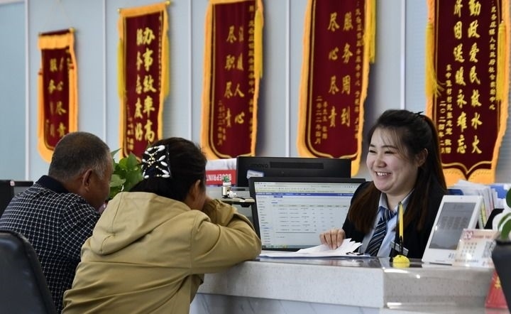 2024年3月25日，北京市大興區(qū)龐各莊鎮(zhèn)政務(wù)服務(wù)中心的工作人員耐心為群眾解答問(wèn)題。大興區(qū)龐各莊鎮(zhèn)政務(wù)服務(wù)中心用“最多跑一次”的工作理念為企業(yè)和群眾提供了便利化、精準(zhǔn)化、個(gè)性化的衍生服務(wù)。新華社記者 李欣 攝