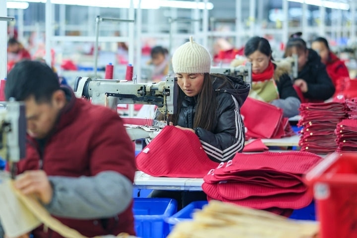 2024年1月18日，社區(qū)居民在紅安社區(qū)的鄉(xiāng)村振興就業(yè)車(chē)間工作。紅安社區(qū)是由易地搬遷安置區(qū)單獨(dú)成立的新社區(qū)，位于湖南省湘西土家族苗族自治州鳳凰縣禾庫(kù)鎮(zhèn)。新華社記者 張鋮 攝