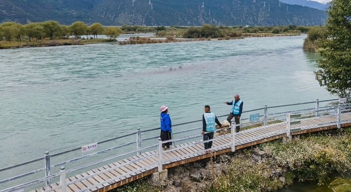 西藏雅尼國(guó)家濕地公園管護(hù)員在巡護(hù)途中小憩（無(wú)人機(jī)照片，2023年9月8日攝）。新華社記者 丁增尼達(dá) 攝