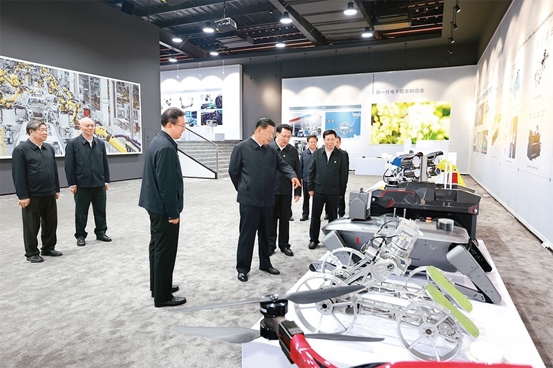 2024年4月22日至24日，中共中央總書記、國家主席、中央軍委主席習(xí)近平在重慶考察。這是22日下午，習(xí)近平參觀重慶科技創(chuàng)新和產(chǎn)業(yè)發(fā)展成果展示。 新華社記者 王曄/攝