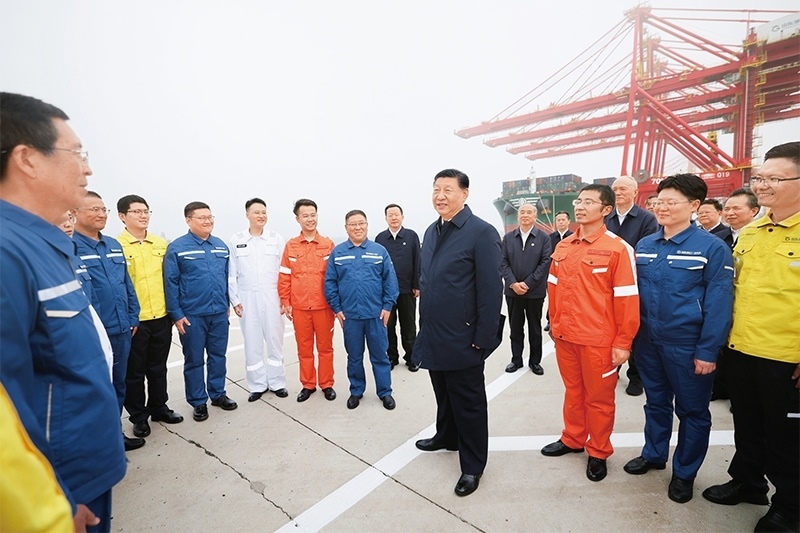 2024年5月22日至24日，中共中央總書記、國家主席、中央軍委主席習(xí)近平在山東考察。這是22日下午，習(xí)近平在日照港親切慰問港口科技工作者、運(yùn)營人員、航運(yùn)人員。 新華社記者 鞠鵬/攝