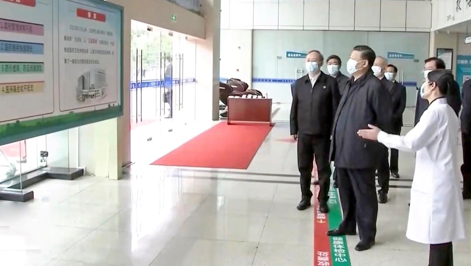 △2021年3月23日，習近平總書記在福建三明沙縣總醫(yī)院住院樓一層大廳，聽取醫(yī)改情況介紹。
