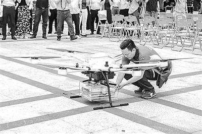 郵政工作人員取出無人機(jī)配送的高考錄取通知書。華南理工大學(xué)供圖