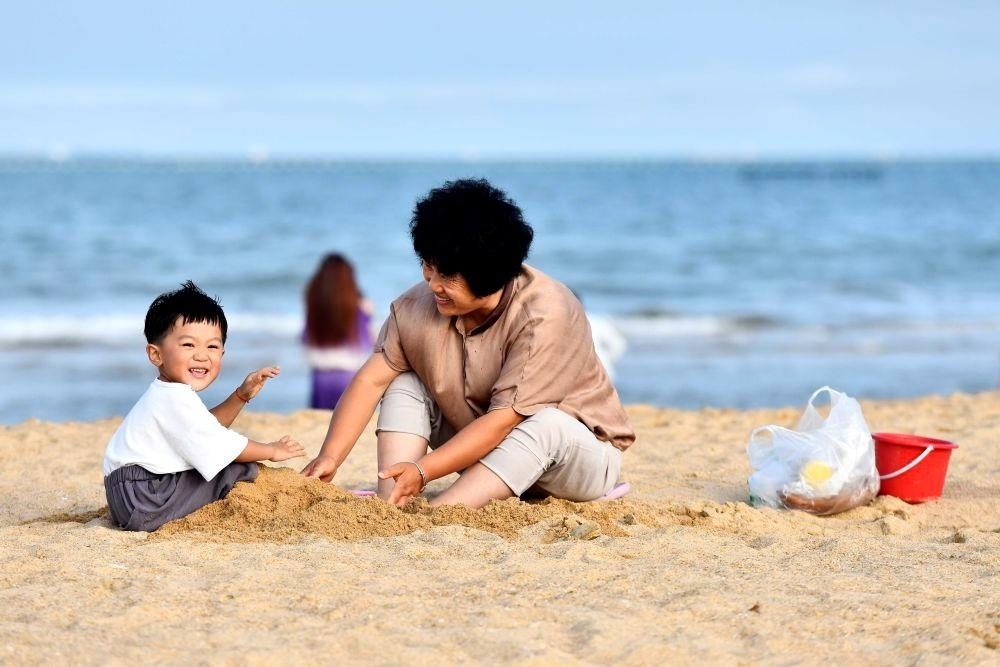 △山東日照陽光海岸綠道沙灘一角。近年來，日照還海于民、還景于民，在保留松林、沙灘、礁石和濕地資源的基礎上，修復整治生態(tài)岸線，打造出一條長約28公里的陽光海岸綠道，吸引眾多市民游客度假休閑。