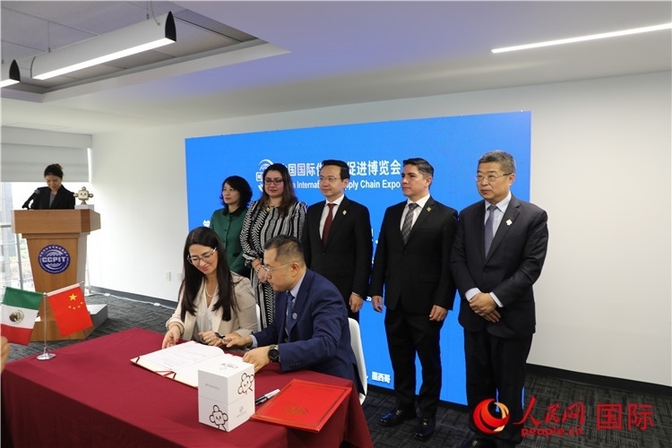 與會嘉賓簽署關(guān)于共同促進(jìn)墨西哥企業(yè)參加第二屆鏈博會合作備忘錄。人民網(wǎng) 埃內(nèi)斯托·多明戈斯攝