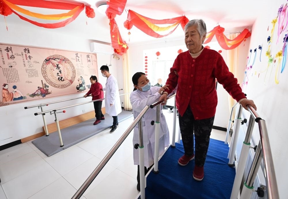 在河北省香河縣安平鎮(zhèn)運河新村醫(yī)養(yǎng)中心，老年人在進行康復訓練（2024年2月29日攝）。新華社記者 王曉 攝