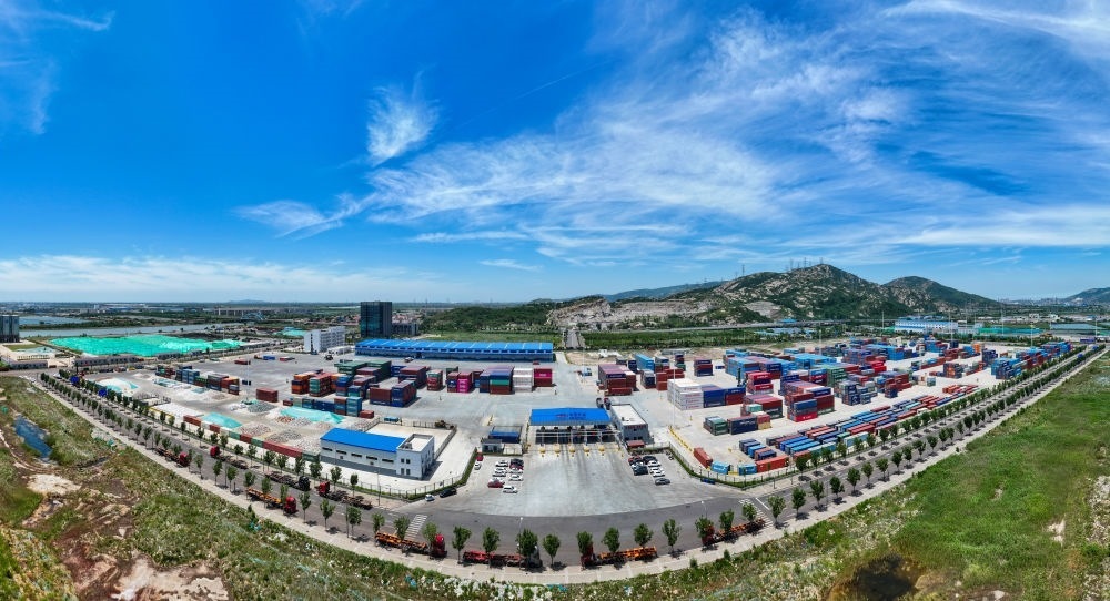 2024年6月26日拍攝的位于江蘇省連云港市連云區(qū)的上合組織（連云港）國際物流園內的中國外運集裝箱場站（無人機照片）。上合組織（連云港）國際物流園是連云港建設“一帶一路”交匯點強支點和上合組織國家出海基地的重要平臺載體。新華社記者 季春鵬 攝