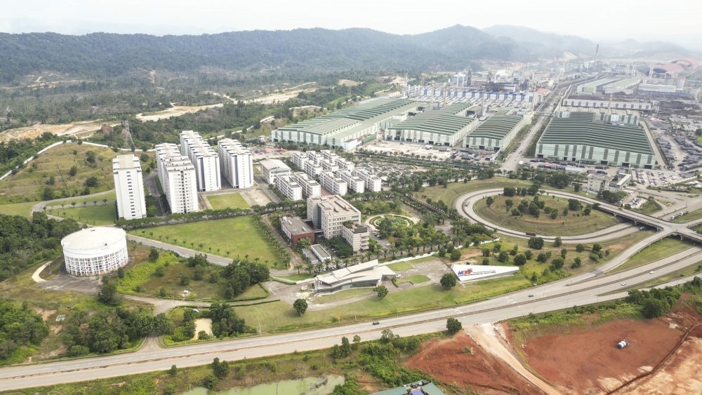 這是2024年6月13日在馬來西亞彭亨州拍攝的馬中關丹產(chǎn)業(yè)園（無人機照片）。新華社記者 程一恒 攝