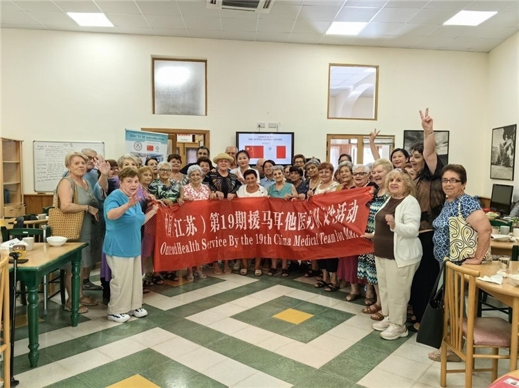 醫(yī)療隊隊員與養(yǎng)老中心參加活動的老人合影。中國（江蘇）第19期援馬耳他醫(yī)療隊供圖