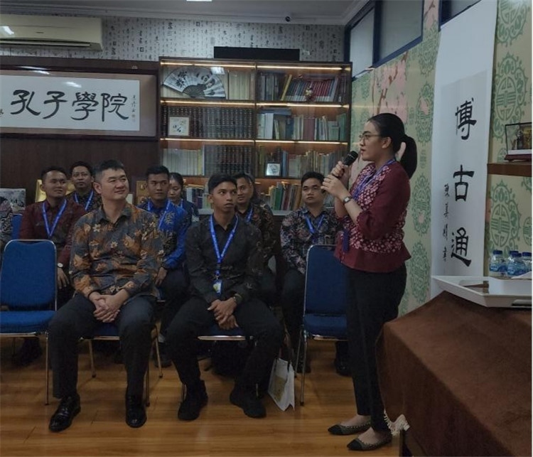 警察學(xué)員用漢語進行自我介紹 ?；顒又鬓k方供圖