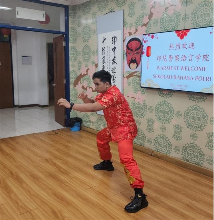 警察學(xué)員表演武術(shù)?；顒又鬓k方供圖