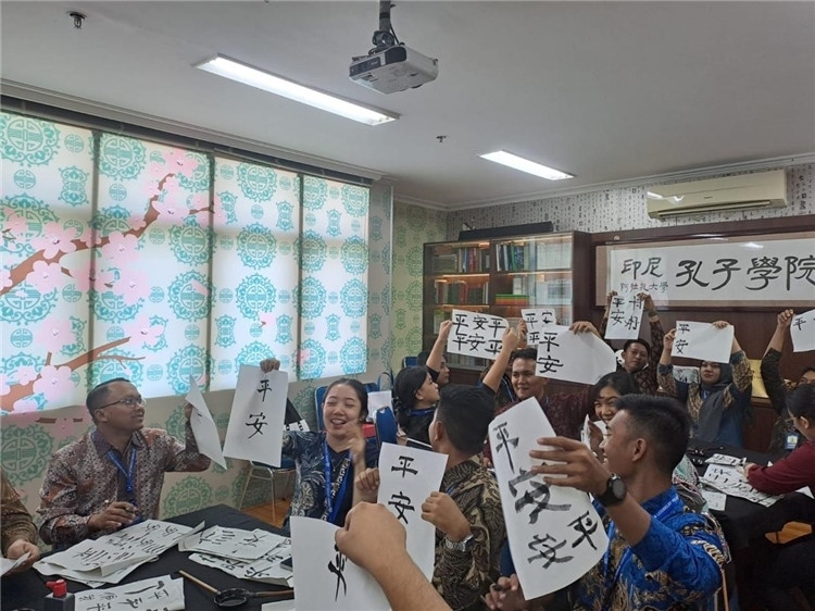 警察學(xué)員們展示書法學(xué)習(xí)成果?；顒又鬓k方供圖