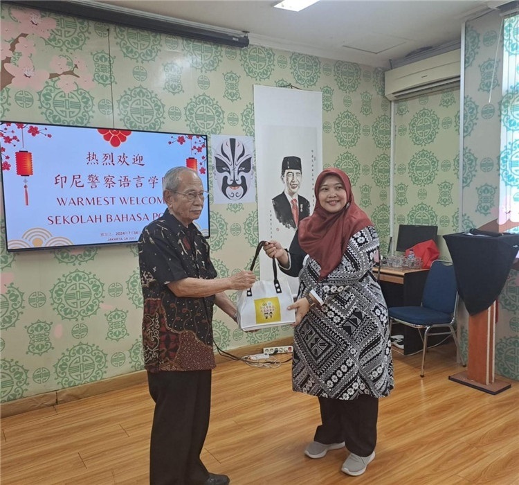 拉哈尤·蘇珊蒂與穆尼交換禮品?；顒又鬓k方供圖