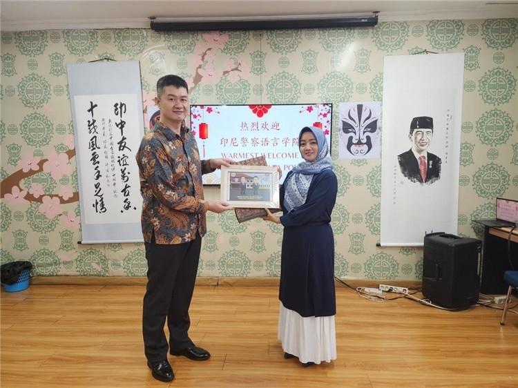 警察語言學(xué)院老師與王大昕交換禮品?；顒又鬓k方供圖