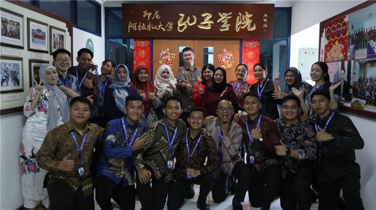 警察 學(xué)員們在孔院門口合影。活動主辦方供圖