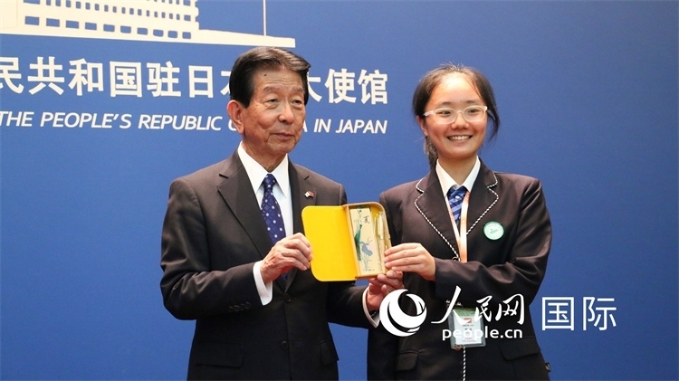 中國小大使向日本永旺1%俱樂部理事長森美樹贈送當?shù)靥厣Y品。人民網(wǎng) 許可攝